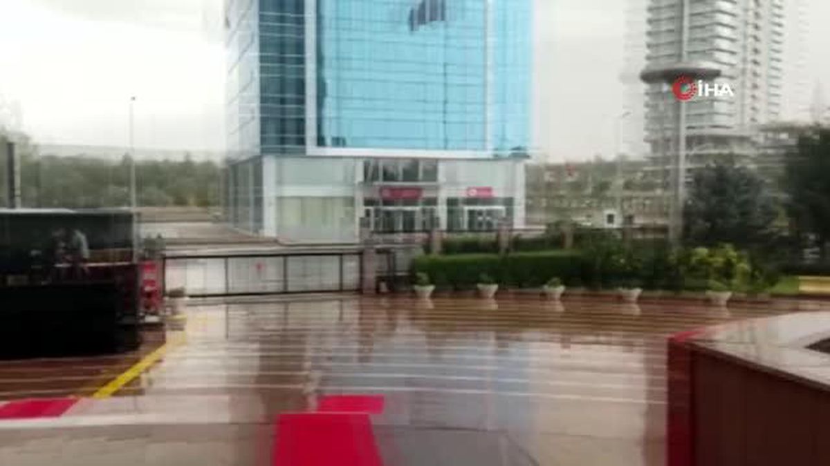 6'lı Masa toplantısı sırasında fırtına gazetecilerin bulunduğu platformu uçurdu