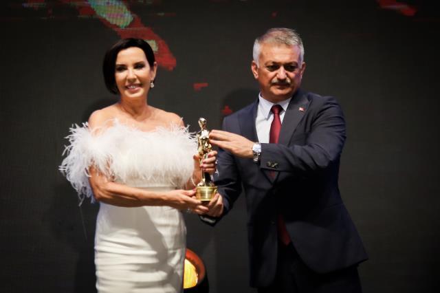 Altın Portakal Film Festivali'ne görkemli açılış! 3 büyük ödül sahiplerini buldu