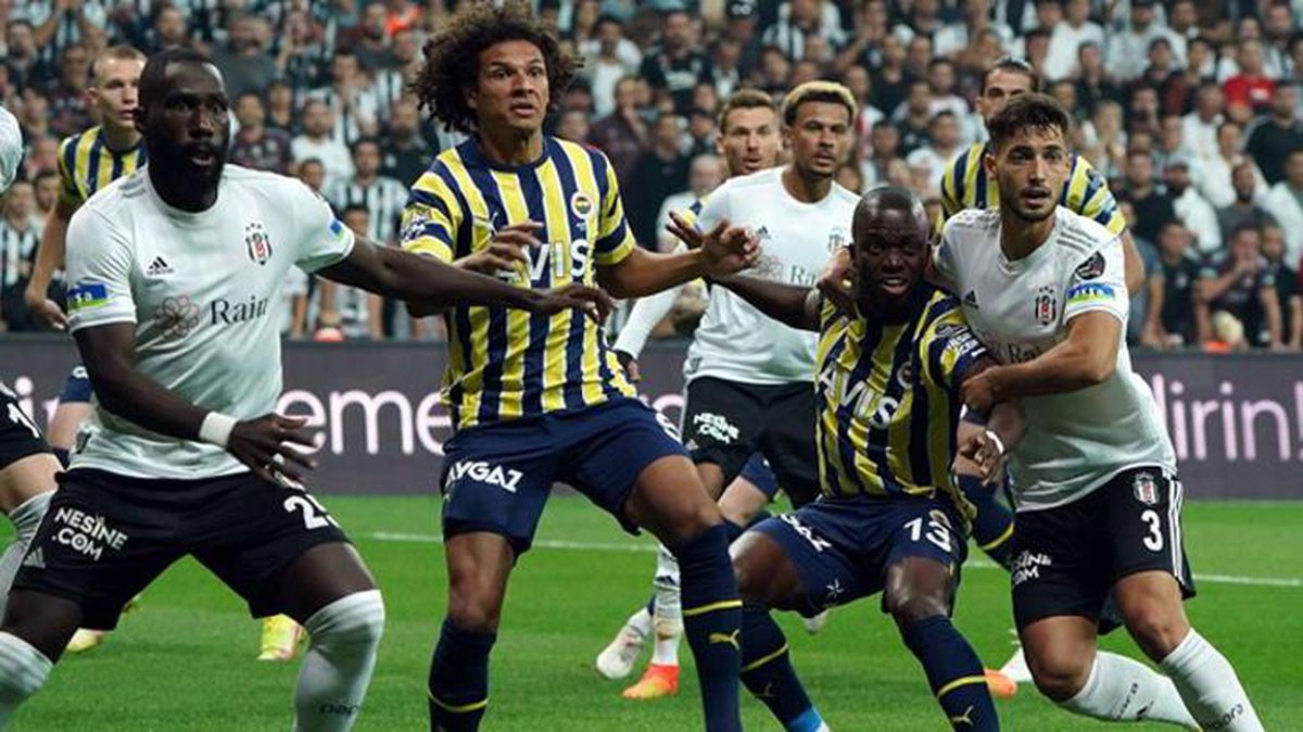 Beşiktaş'ın derbide sık sık ofsayta düşmesine sinirlenen taraftar yan hakeme puro fırlattı