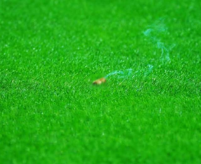 Beşiktaş'ın derbide sık sık ofsayta düşmesine sinirlenen taraftarın yan hakeme fırlattığı madde olay oldu