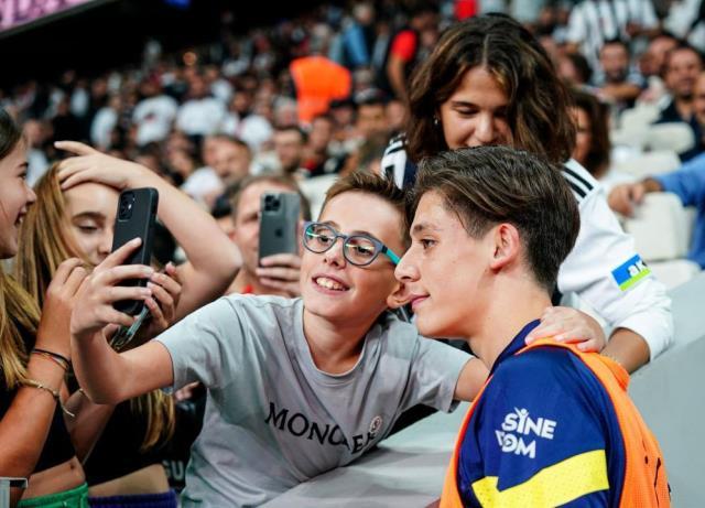 Beşiktaş taraftarı Vodafone Park'ta Arda Güler'e yoğun ilgi gösterdi Beşiktaş taraftarı Vodafone Park'ta Arda Güler'e yoğun ilgi gösterdi