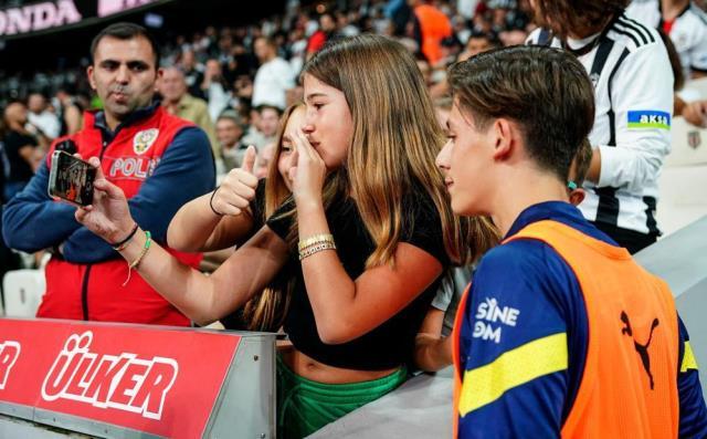 Beşiktaş taraftarı Vodafone Park'ta Arda Güler'e yoğun ilgi gösterdi Beşiktaş taraftarı Vodafone Park'ta Arda Güler'e yoğun ilgi gösterdi