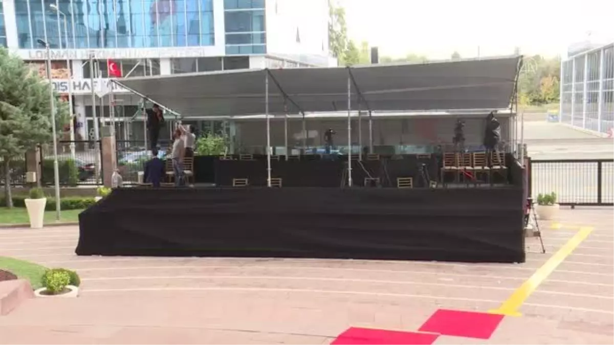 CHP önünde basın mensupları için kurulan platformun çatısı şiddetli fırtına nedeniyle uçtu