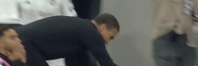 Derbinin önüne geçen an! Valerien Ismael yedek kulübesinde yaptığıyla hayrete düşürdü