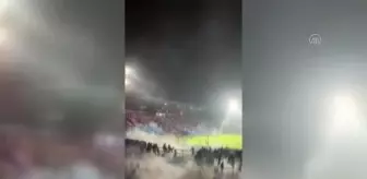Endonezya'da futbol maçında çıkan izdihamda 174 kişi öldü