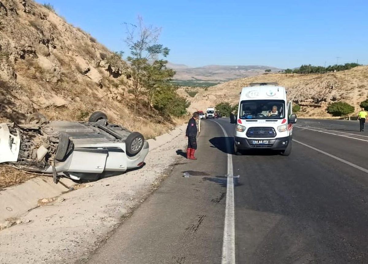 Son dakika haber... Karşı şeride geçen araç otomobille çarpıştı: 3 yaralı