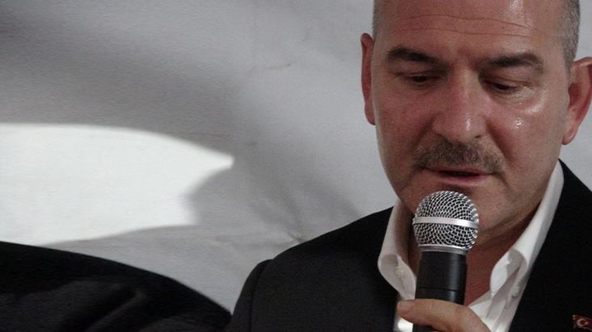 Şehit cenazesine katılan İçişleri Bakanı Süleyman Soylu gözyaşlarına hakim olamadı
