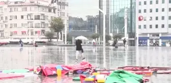 Taksim'de aniden bastıran yağış, vatandaşlara zor anlar yaşattı