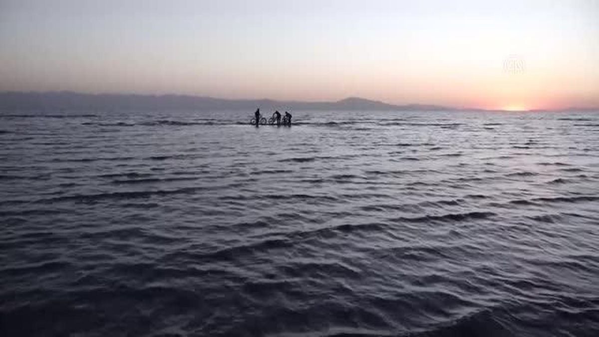Van gündem haberi... Van Gölü'nde oluşan adacıklarda bisiklet sürerek su seviyesinin düşmesine dikkat çektiler