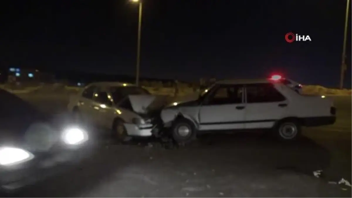 2 araç kafa kafaya çarpıştı 2'si ağır 10 yaralı