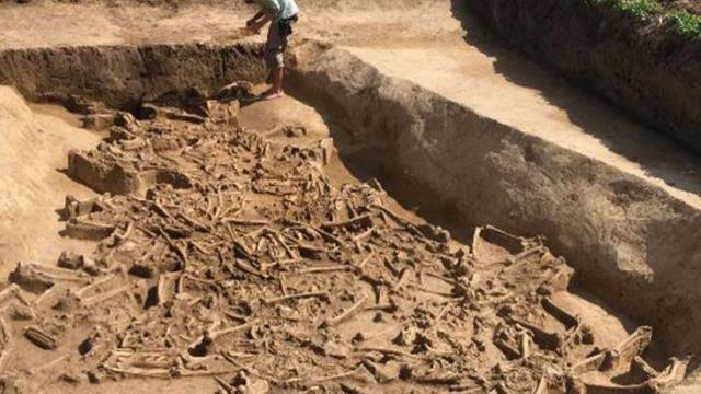 7 bin yıllık mezarın içerisine giren arkeologlar küçük dillerini yuttu: Bu manzara çok ürkütücü