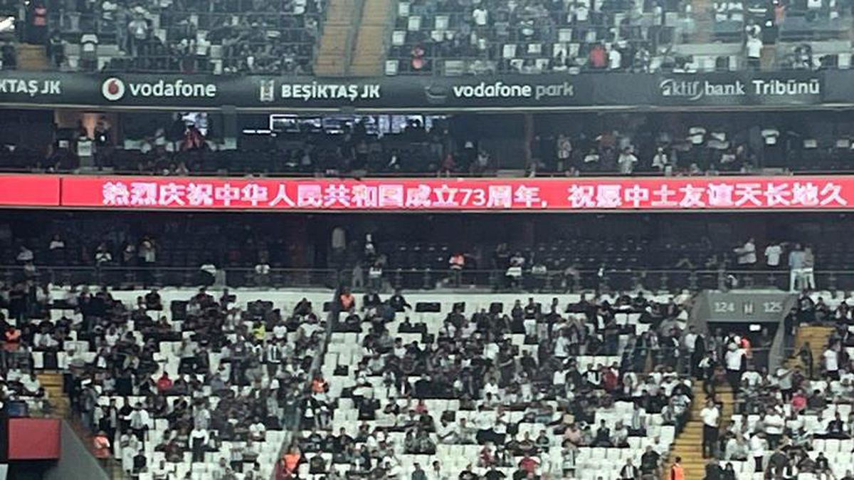 Beşiktaş - Fenerbahçe maçında reklam panolarına yansıtılan Çince yazıya tepki yağıyor