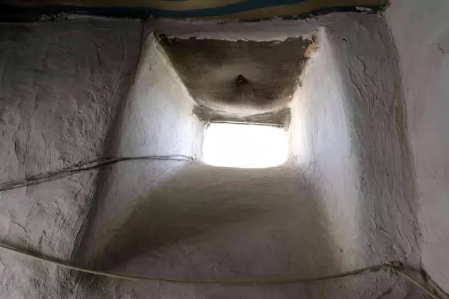 Duvar kalınlığı tamı tamına 1 metre! Bu evin pencerelerini gören bir daha bakıyor