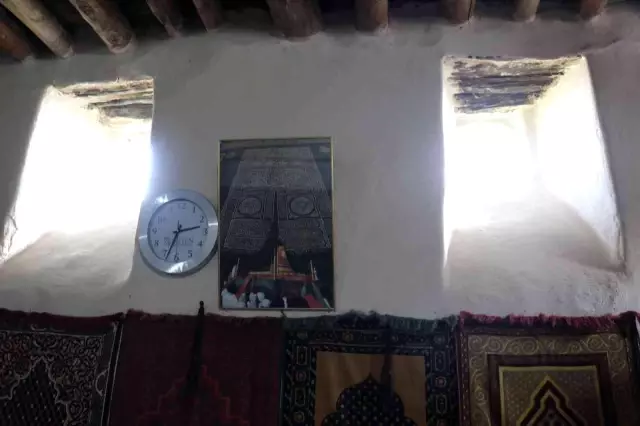 Duvar kalınlığı tamı tamına 1 metre! Bu evin pencerelerini gören bir daha bakıyor