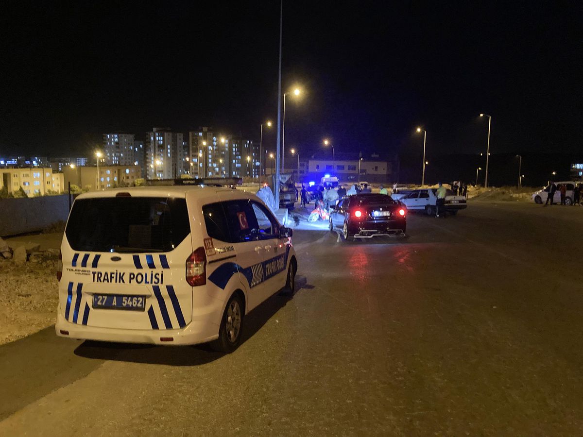 GAZİANTEP - İki otomobilin çarpışması sonucu 10 kişi yaralandı