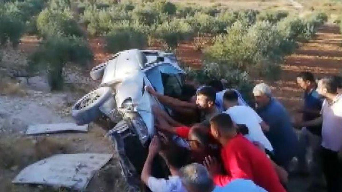 Kurtarma eziyeti! Kazada araçta sıkışan sürücüyü, az kalsın canından ediyorlardı