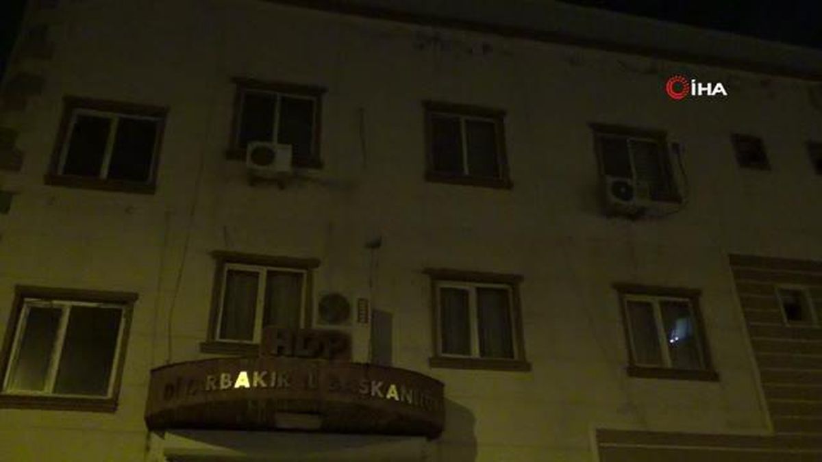 HDP binasının önüne yatak serip evladı için gece nöbet tutan baba oğluna çağrıda bulundu