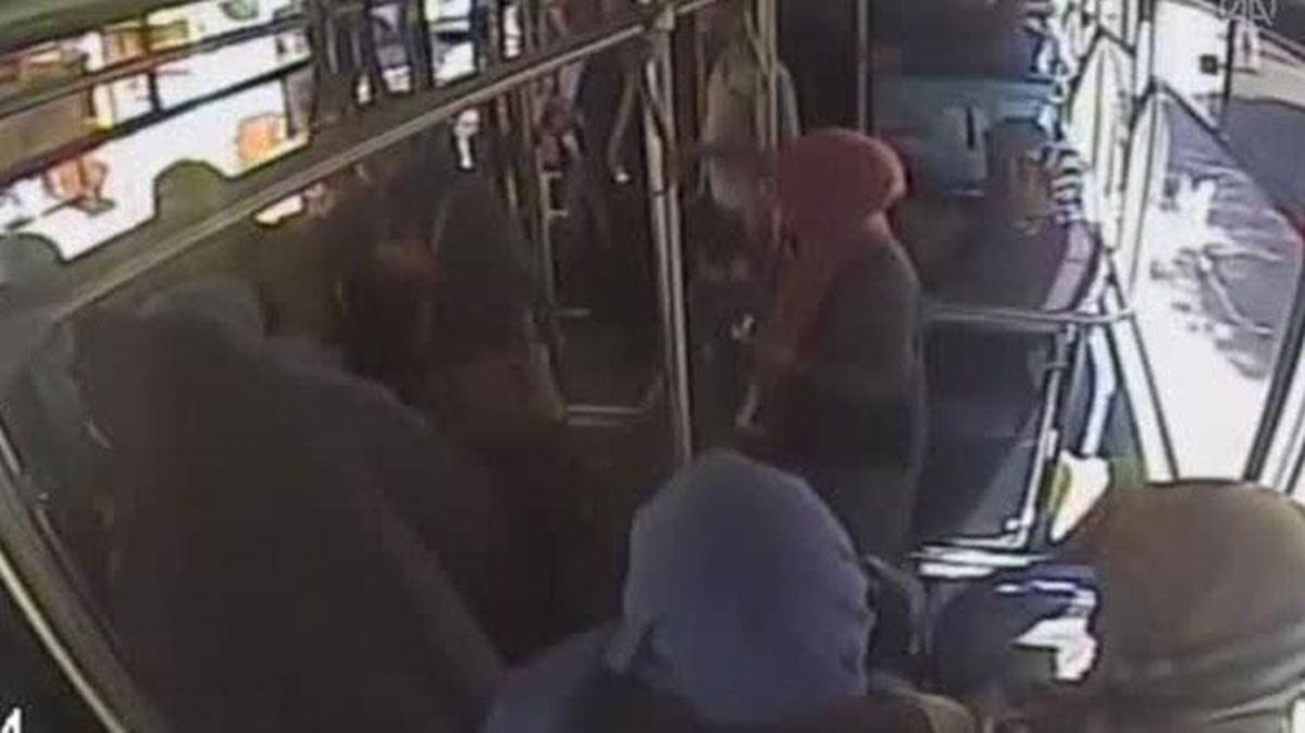Otobüs şoförü, yolcusunun baygınlık geçirdiğini öğrenince hastaneye gazladı