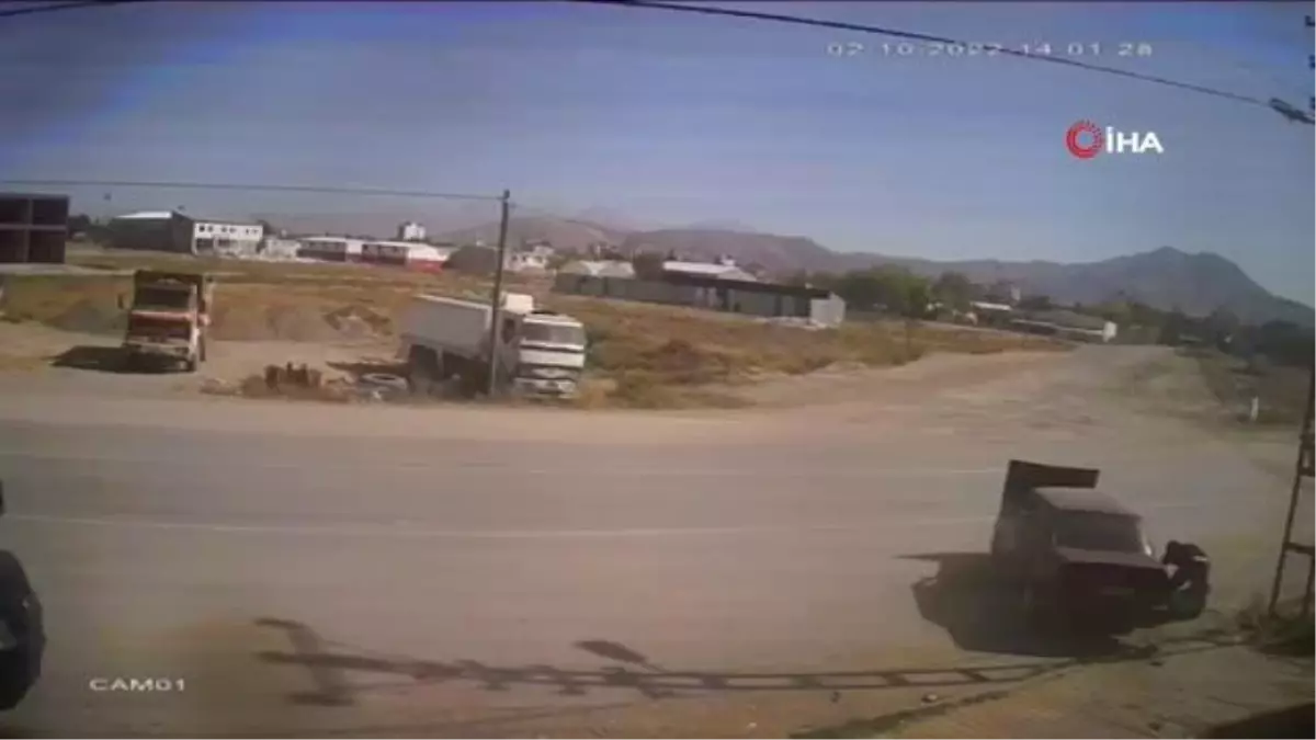 Otomobilin direğe çarptı, yolcu koltuğundaki şahıs böyle düştü