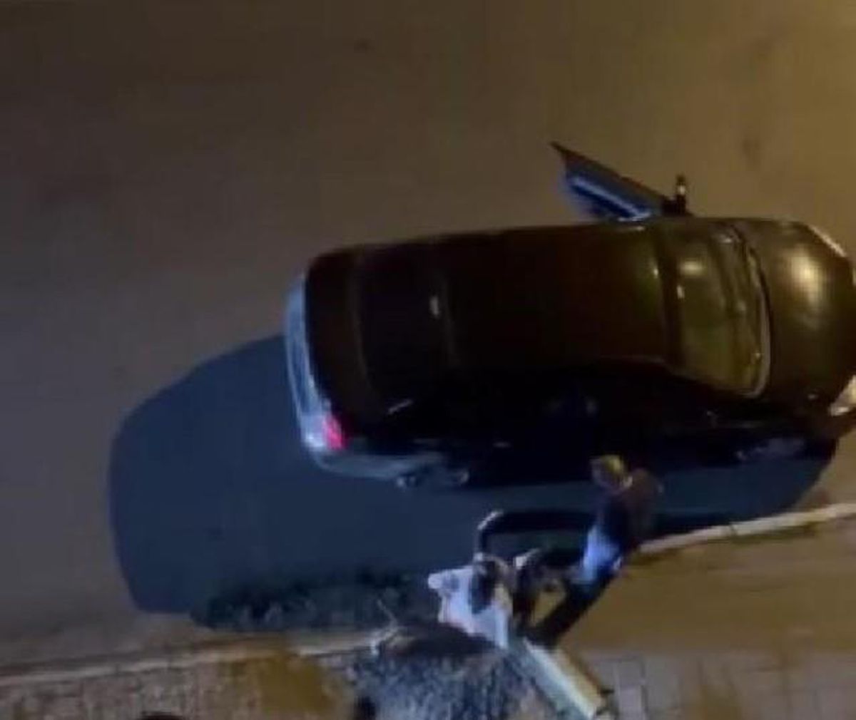 Otomobiline binmek isteyen kadını yerde sürükledi