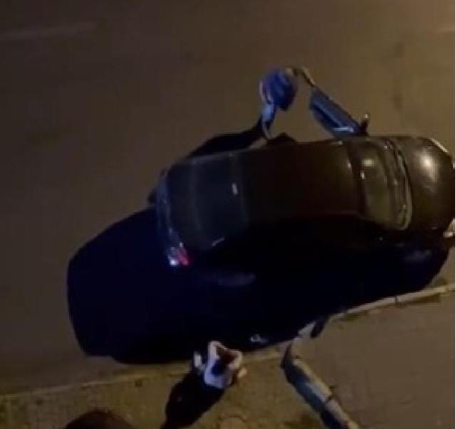 Otomobiline binmek isteyen kadını yerde sürükledi