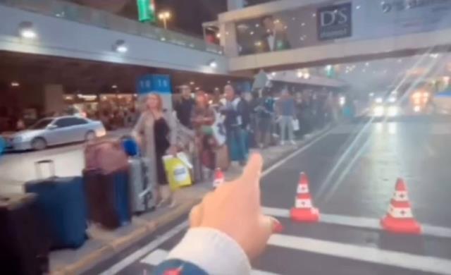 Sabiha Gökçen Havalimanı'nda taksi krizi: Vatandaşa hizmet mi, eziyet mi?