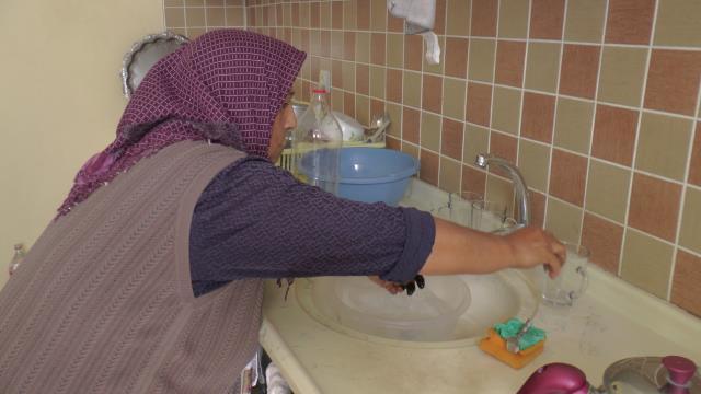 Suları akmayan köyde muhtardan kadınlara akılalmaz tavsiye: Gidin çeşmede yıkanın Suları akmayan köyde muhtardan kadınlara akılalmaz tavsiye: Gidin çeşmede yıkanın