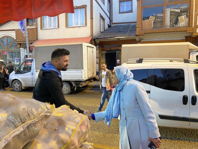 AK Partili Zehra Taşkesenlioğlu'na esnaf ziyaretinde iki koruma polisinin eşlik etmesi dikkat çekti AK Partili Zehra Taşkesenlioğlu'na esnaf ziyaretinde iki koruma polisinin eşlik etmesi dikkat çekti