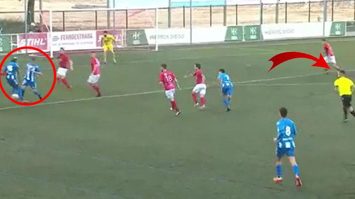 Bu hakem ne yapıyor! Sahadaki 22 futbolcu da verdiği penaltı kararı karşısında dondu kaldı