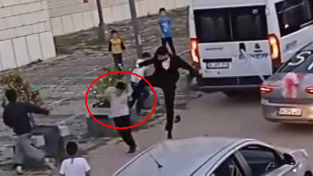 Bu nasıl vicdansızlık! Gelin arabasının önünü kesen çocuğu böyle tekmeledi