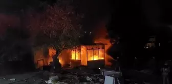 Çekmeköy'de gece kondu alev alev yandı