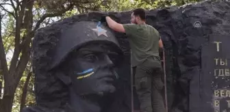 İzyum'da Sovyetler Birliği askerlerine ithafen yapılan anıt Ukrayna bayrağı renklerine boyandı