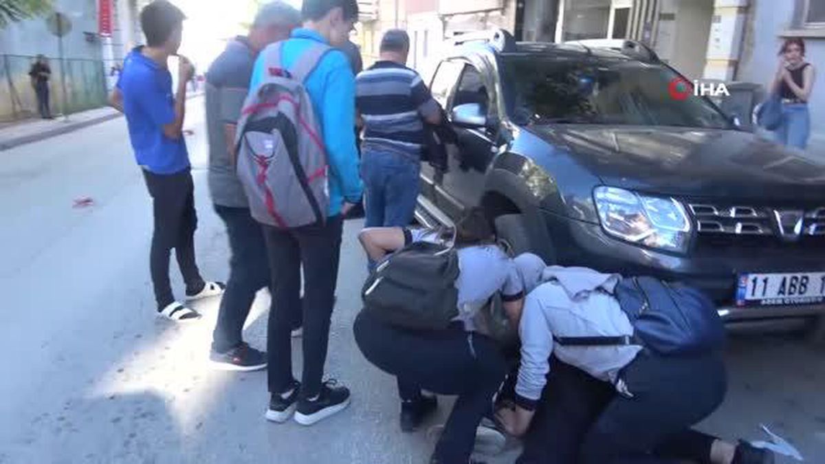 Kamyonetin çarptığı adam başka bir aracın altına sıkıştı