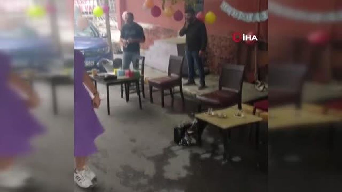 Köpeğin doğum günü için sokak süslendi, mahalleli klarnet eşliğinde oynadı
