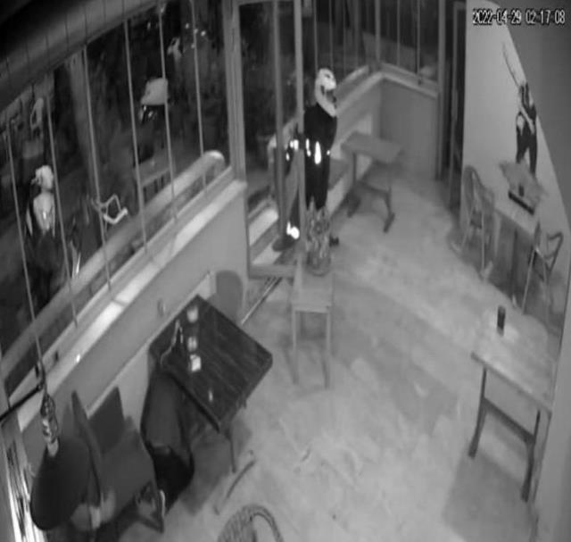 Kurye kılığında girdiği kafede 'Mesut kim' diyerek rastgele ateş açtı