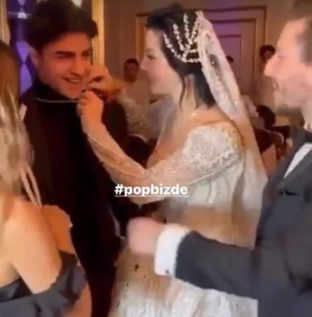 Merve Boluğur düğününe gelen TikTok fenomeni Cellat'ın boynundaki altın zinciri çıkarıp takı torbasına attı