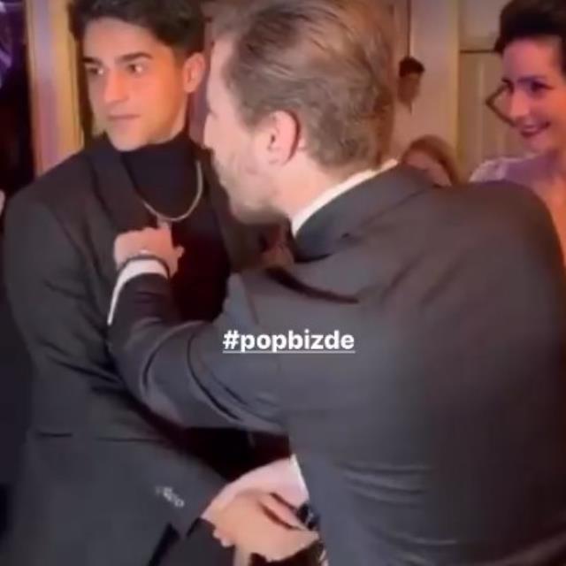 Merve Boluğur düğününe gelen TikTok fenomeni Cellat'ın boynundaki altın zinciri çıkarıp takı torbasına attı