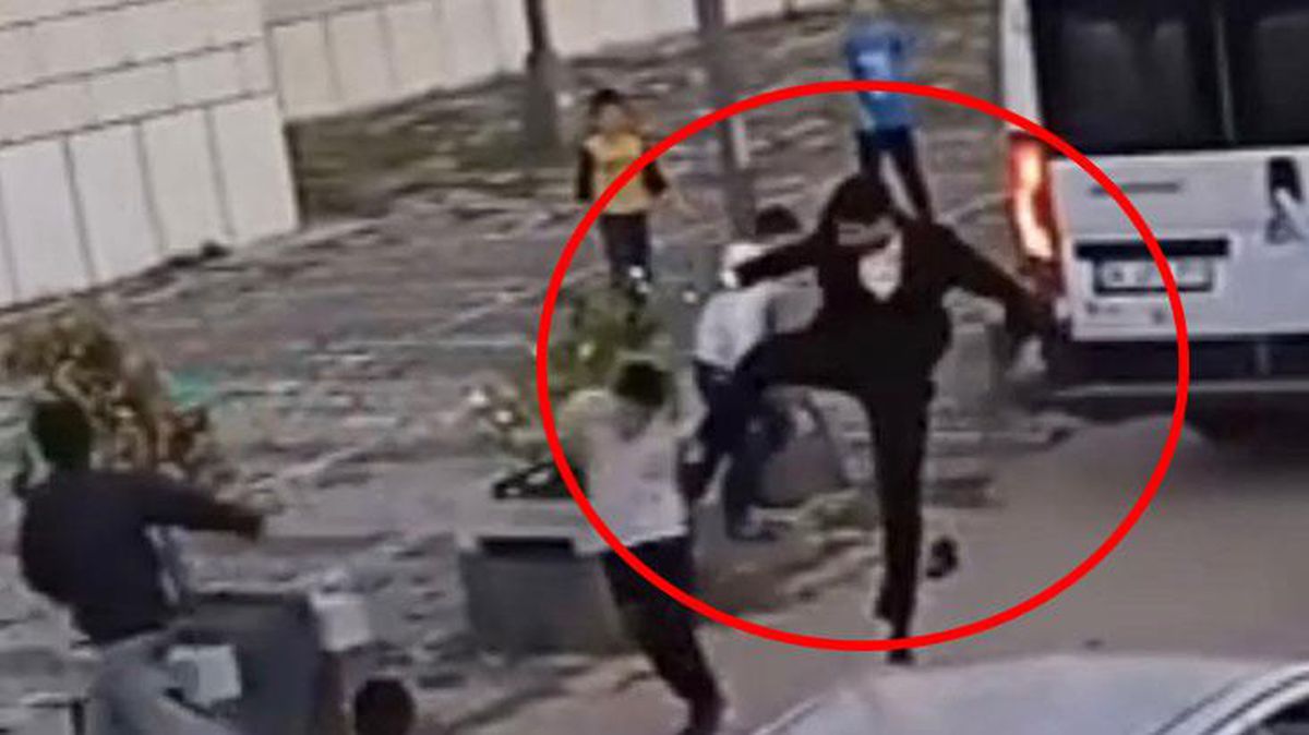 Düğün konvoyunu kesen çocuklara meydan dayağı! Attığı tekme vicdanları sızlattı