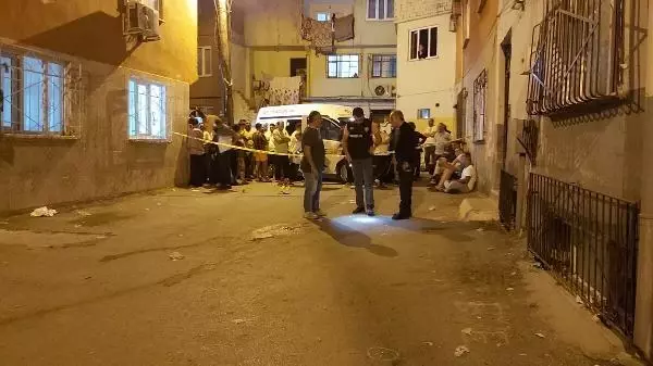 Tabanca ile havaya ateş ettiği için kendisini uyaran komşusunu vurdu