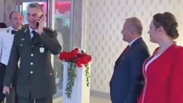 Tokat Valisi, elini sıkmadan geçen protestocu subayları o gece salondan kovmuş: Burayı derhal terk edin Tokat Valisi, elini sıkmadan geçen protestocu subayları o gece salondan kovmuş: Burayı derhal terk edin