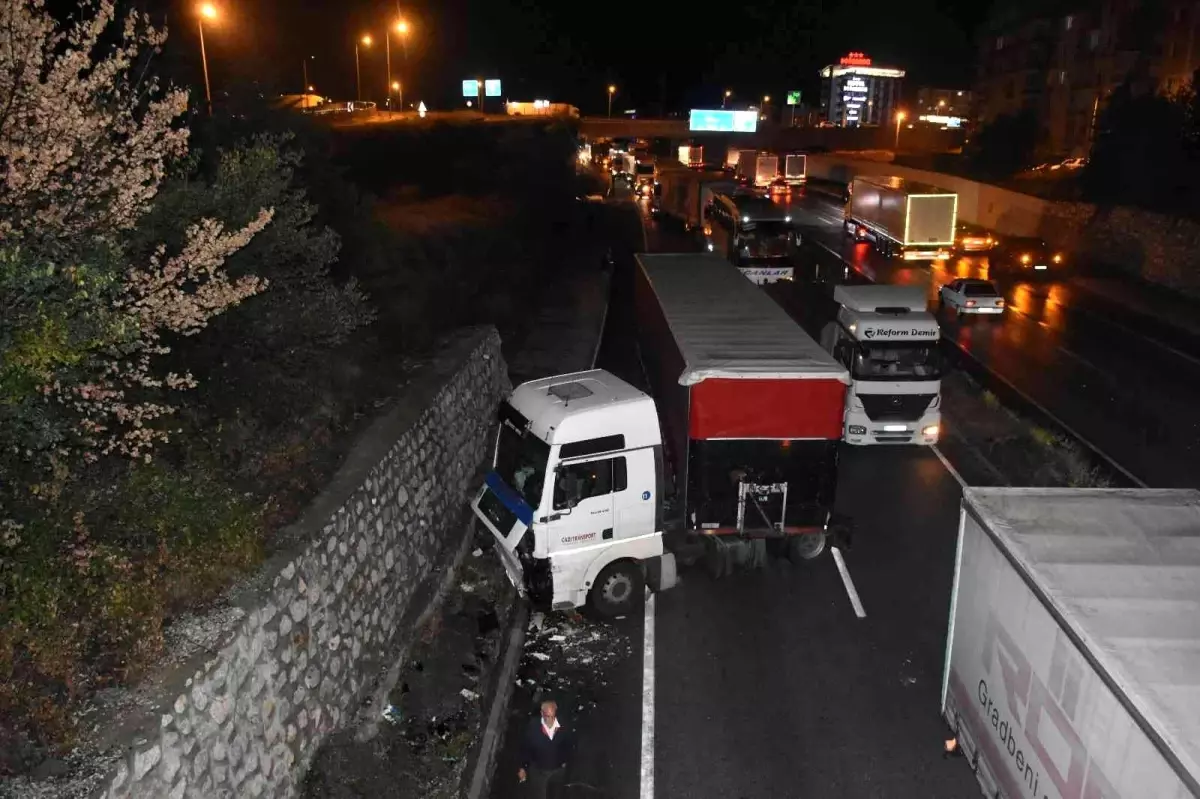 Son dakika haberleri! Tosya'da 6 tırın karıştığı zincirleme kaza: 1 yaralı