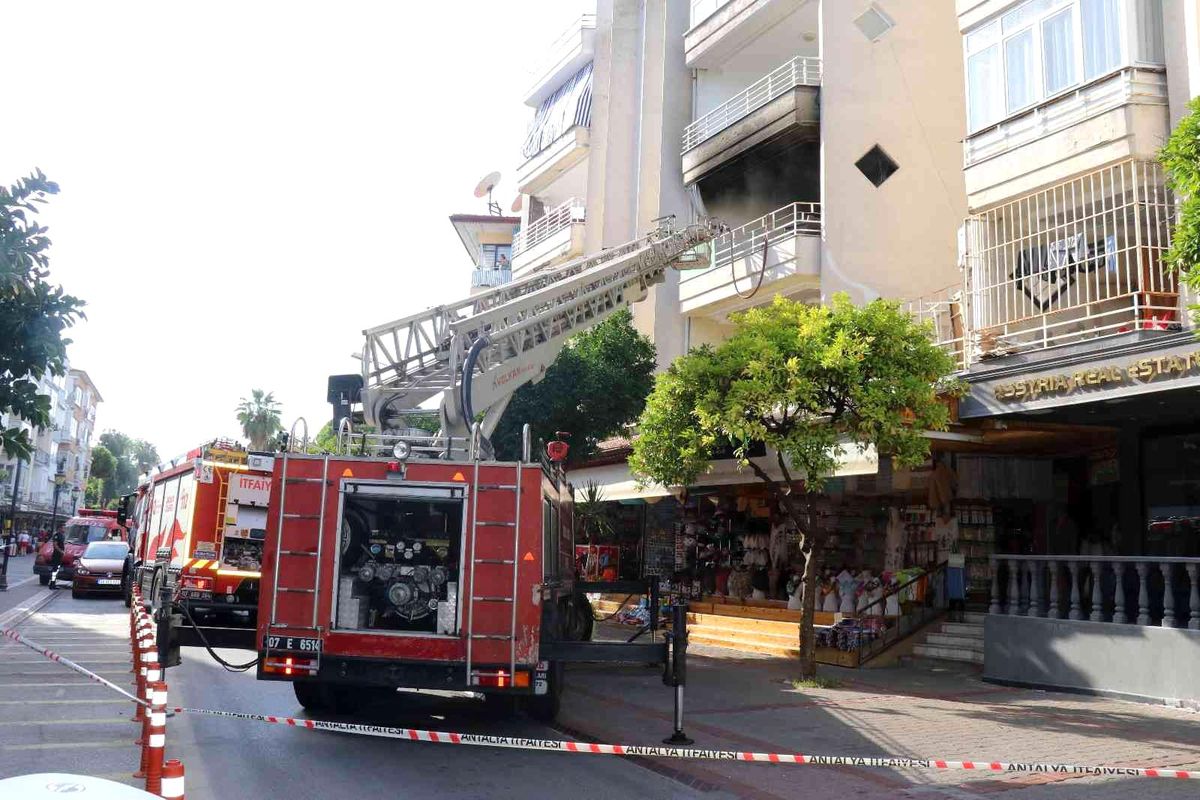 Turizm acentesinde çıkan yangın korkuttu