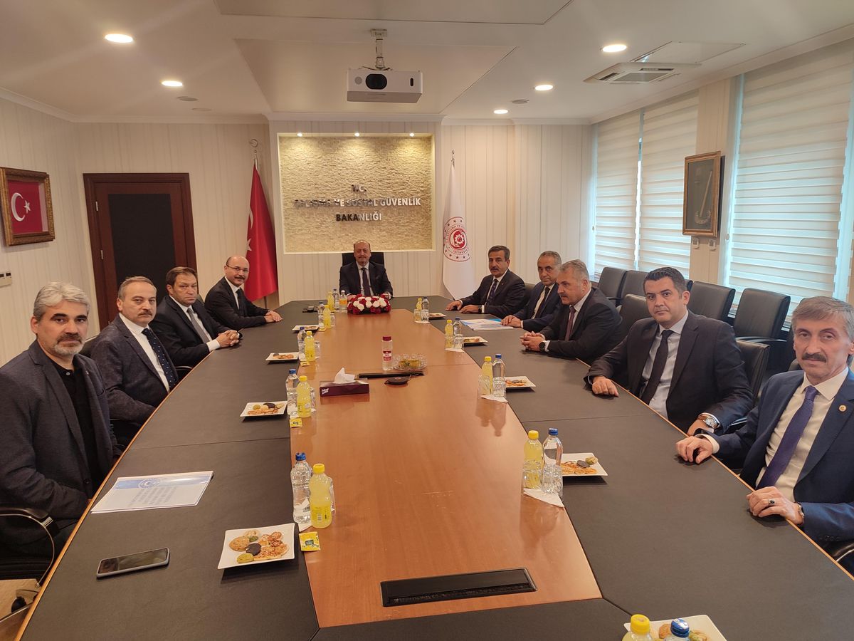 Türkiye Kamu-Sen Genel Başkanı Kahveci, Bakan Bilgin'i ziyaret etti