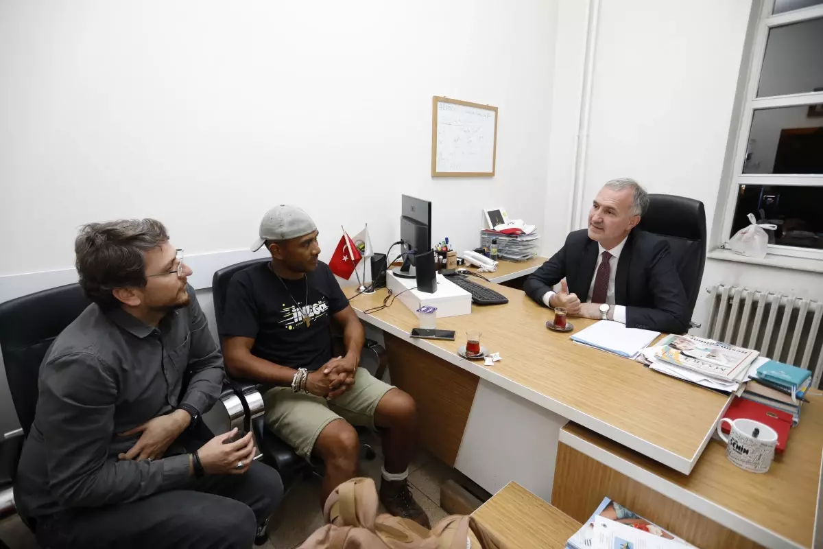 Bursa haber... Yürüyerek Kudüs'e ulaşmak üzere yola çıkan İtalyan Luis Joyaux Bursa'da mola verdi