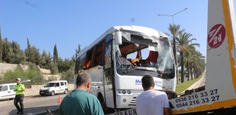 Adana haberi... Adana'da devrilen okul servisindeki 19 kişi yaralandı