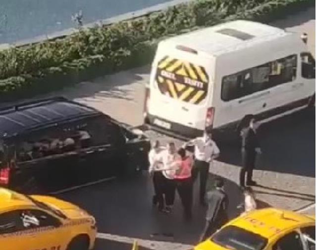 Ağlayan çocuğuna aldırmayan yolcu, taksiciye silah doğrulttu