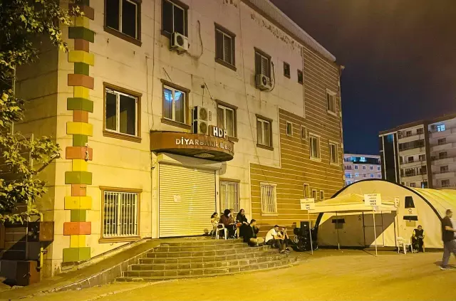 Anne ve babaların evlat nöbeti tuttuğu HDP Diyarbakır İl Binası kapatıldı