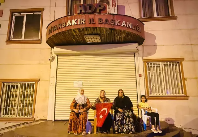 Anne ve babaların evlat nöbeti tuttuğu HDP Diyarbakır İl Binası kapatıldı