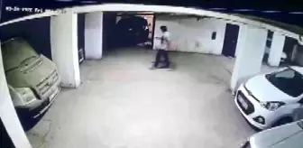 Hırsız, motosiklet sahibi tarafından yakalanınca bıçak çekti... O anlar kamerada