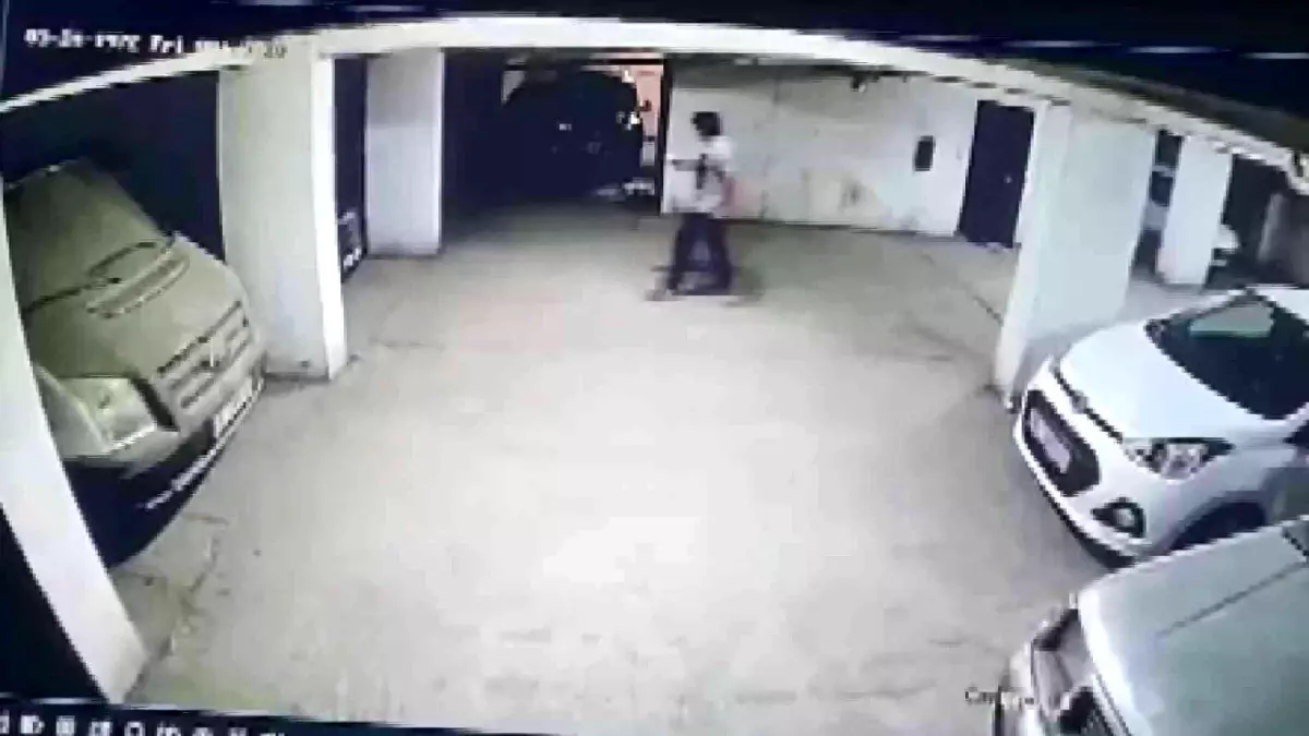 Hırsız, motosiklet sahibi tarafından yakalanınca bıçak çekti... O anlar kamerada